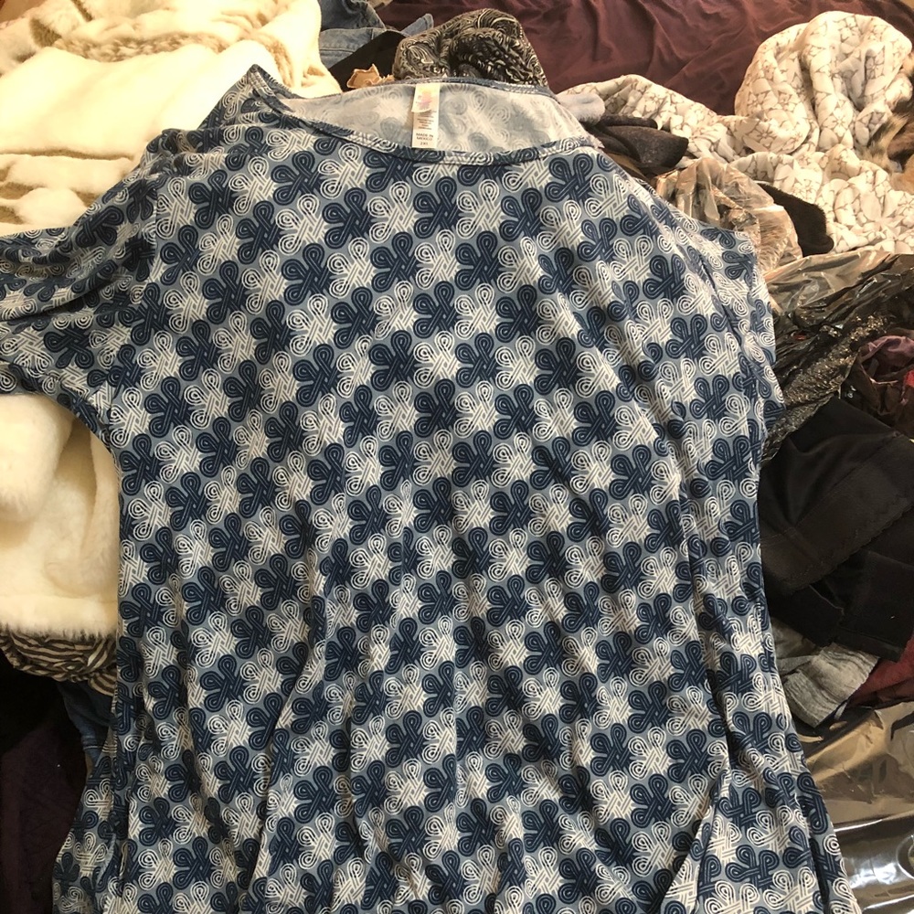 Lot of 3 good condition Lularoe tops